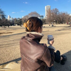 Mayuna Saburi Instagram - どこの角度から撮ったら
かわいくヘアクリップが映るのか…🫧⛲️🪵笑

accessory @potete_potete 
outer @ungrid_official 

もう冬も終わりかなぁ、はやいね⛄️

#ootd #outfitoftheday 
#私服 #さぶりんこーで