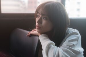 Mayuna Saburi Instagram - 🌙🤍

Ph @sahekihiroshi 
Hm @ah_hair_makeup