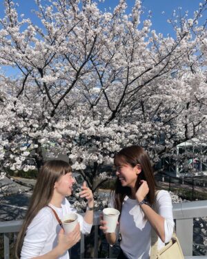 Mayuna Saburi Instagram - 満開の桜の下で🌸
今日は天気が良くて気持ちよかったね🦭

チーム時差投稿気味の私たちですが
この写真は今日撮ったもの✧*。 笑

眩しかったのでロレインの分も日陰を作ってみましたが、
見返したら全然意味が無かった😂

#満開の桜 
#ロレインへ #私だってやれば出来る #笑