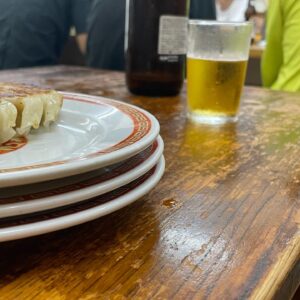 Mayuna Saburi Instagram - *･.📍亀戸餃子｡* 

食べ物のメニューが餃子しかないお店

ストップ言うまで提供してもらえるから
ついつい食べ過ぎてしまうーっっ！！🥟🤤

薄皮でパリッと小さくて食べやすい🤤
4皿食べました✨

#亀戸餃子 #餃子
#さぶ餃子