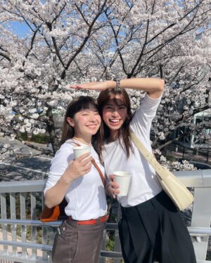 Mayuna Saburi Instagram - 満開の桜の下で🌸
今日は天気が良くて気持ちよかったね🦭

チーム時差投稿気味の私たちですが
この写真は今日撮ったもの✧*。 笑

眩しかったのでロレインの分も日陰を作ってみましたが、
見返したら全然意味が無かった😂

#満開の桜 
#ロレインへ #私だってやれば出来る #笑