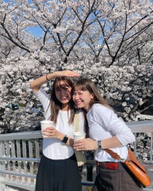 Mayuna Saburi Instagram - 満開の桜の下で🌸
今日は天気が良くて気持ちよかったね🦭

チーム時差投稿気味の私たちですが
この写真は今日撮ったもの✧*。 笑

眩しかったのでロレインの分も日陰を作ってみましたが、
見返したら全然意味が無かった😂

#満開の桜 
#ロレインへ #私だってやれば出来る #笑