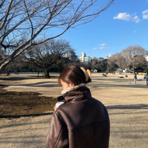 Mayuna Saburi Instagram - どこの角度から撮ったら
かわいくヘアクリップが映るのか…🫧⛲️🪵笑

accessory @potete_potete 
outer @ungrid_official 

もう冬も終わりかなぁ、はやいね⛄️

#ootd #outfitoftheday 
#私服 #さぶりんこーで