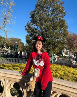 Mayuna Saburi Instagram - 毎年恒例のクリスマスディズニー🎄

友人の誕生日お祝いも兼ねて✨
いつもハッピーをありがとう💞

クリスマスモードが可愛すぎた🤭
みんなで自分のカチューシャぐるぐるして1日過ごしました✨

#disneyland 
#クリスマスディズニー