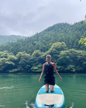 Mayuna Saburi Instagram - テントサウナしてきました🧖🏼‍♀️

サウナをした後、湖に入って
supの上でゆらゆら外気浴🌿

気持ちよかった✨

#サ活 #テントサウナ 
#アウトドアサウナ