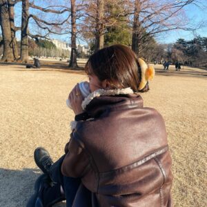 Mayuna Saburi Instagram - どこの角度から撮ったら
かわいくヘアクリップが映るのか…🫧⛲️🪵笑

accessory @potete_potete 
outer @ungrid_official 

もう冬も終わりかなぁ、はやいね⛄️

#ootd #outfitoftheday 
#私服 #さぶりんこーで