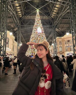 Mayuna Saburi Instagram - 毎年恒例のクリスマスディズニー🎄

友人の誕生日お祝いも兼ねて✨
いつもハッピーをありがとう💞

クリスマスモードが可愛すぎた🤭
みんなで自分のカチューシャぐるぐるして1日過ごしました✨

#disneyland 
#クリスマスディズニー