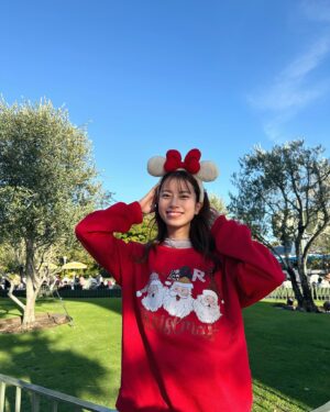 Mayuna Saburi Instagram - 毎年恒例のクリスマスディズニー🎄

友人の誕生日お祝いも兼ねて✨
いつもハッピーをありがとう💞

クリスマスモードが可愛すぎた🤭
みんなで自分のカチューシャぐるぐるして1日過ごしました✨

#disneyland 
#クリスマスディズニー