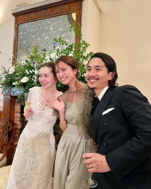 Mayuna Saburi Instagram - 5月の思い出🛼💫

ロレイン、良くんの結婚式🐶
@naomilorrainefrank @ryosekikawa 

たくさんの愛に包まれた素敵な結婚式だった〜💫
改めましておめでとうございます💐

ロレインのウェディングドレス姿が
綺麗可愛すぎて、シャッターが止まりません🤳🤳🤳🤳🤤

#結婚式