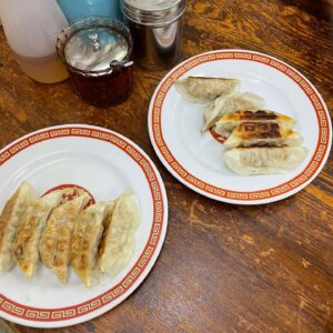 Mayuna Saburi Instagram - *･.📍亀戸餃子｡* 

食べ物のメニューが餃子しかないお店

ストップ言うまで提供してもらえるから
ついつい食べ過ぎてしまうーっっ！！🥟🤤

薄皮でパリッと小さくて食べやすい🤤
4皿食べました✨

#亀戸餃子 #餃子
#さぶ餃子