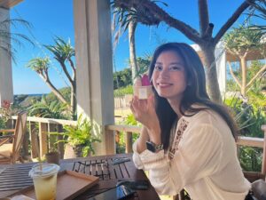 Mayuna Saburi Instagram - 少し前に宮古島へ行ってきました🏝️

ここは、池間島一周していたら見つけた
おしゃれなジェラート屋さん🍨✨ぜ、絶景

映えしてきましたので、記念に📸

#宮古島旅行 
#池間島カフェ #思い出