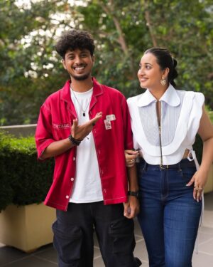 Mayur More Instagram - वैभव और वर्तिका💕

Makeup @chuhillary 
Hair @hairbyapeksha 
Styled by @stylebykayal 
Top @ECH.KE 
Denims @rachel_roy 
Footwear @drunch.in 
Jewels @shvetah.in @the.fun.company 

Mayur’s
Shirt @reconstruct.in 
Teeshirt @hm 
Cargo @fugazeeinc 
Accessories @theogx.co and @riddhiartjewellery_bandra 
Stylist @stylebykayal 

📸 @fotowalebabu