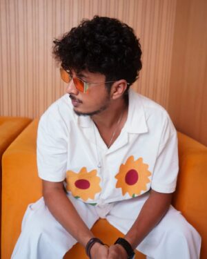 Mayur More Instagram - फूलing around🌻

Styled by @stylebykayal
Assisted by @yashtikaasharmaa & @vanshita_thapar 
SHIRT @fugazeeinc 
JEANS @urbanmonkeyindia 
EYE WEAR @opiumeyewear
Photos @aniphotoguy