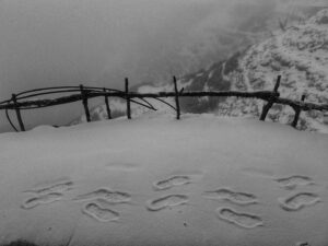 Mayur More Instagram - पाँव के नीचे जन्नत होगी!👣
.
.
.
.
.
.
.
.
#trekking #hiking #himalaya #mountains #mountaineering
#climb #adventure #travel #footprints #mardihimal
