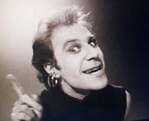 Mazhar Alanson Instagram - 1979 izzet ozun sihirli lambasindan oyillar icin epey punk:)
