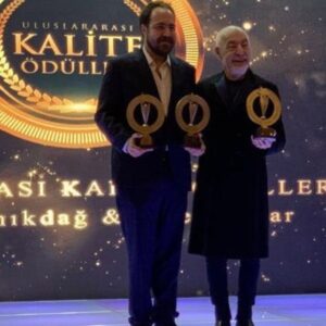 Mazhar Alanson Instagram - TRT MUZIK teki Mazhar Alanson ile programi icin verilen odullerde muzik programi ve yapimci odullerini Hilmi Alanson alirken fakirede onur odulu verildi  cok tesekkurler