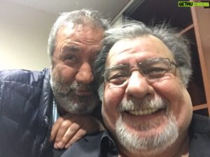 Mazlum Çimen Instagram - Ustaya saygı konserinde,kuliste bir kare.. ustaya saygıyla...🌹