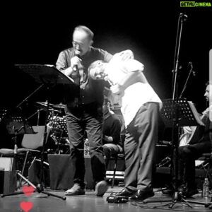 Mazlum Çimen Instagram - Akşam güzel bir konser verdik sevgili hüsnü arkan ile.. keyfliydik tüm gece.. buda o anlardan bir kare,, canım dostum hüsnüm 😊