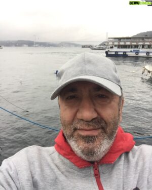 Mazlum Çimen Instagram - Hava bozdu, yürümek lazım..! 😊