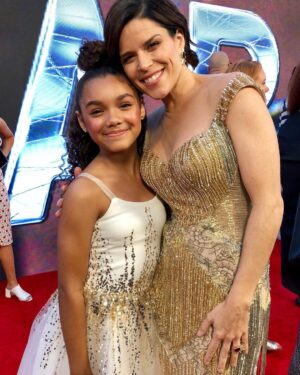 McKenna Roberts Instagram - Neve Campbell 🤩 Isn’t she so pretty! Working with her has been such an inspiration for me, love her 💗 And her performance in this film she is so awesome! #girlpower #Sarah #Georgia #mamabear #family #redcarpet #skyscrapermovie #nyc #worldpremiere