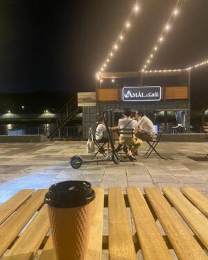 Mecco Chang Instagram - Found a great place for both beautiful night views and nice coffee except the noise pop music I dislike. 😂 
好美的咖啡廳和夜景，除了流行音樂好吵，希望可以是Jazz。😌