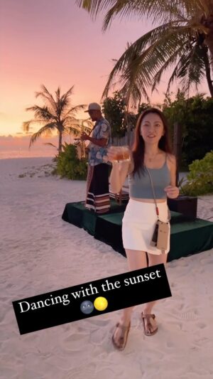 Mecco Chang Instagram - What the beautiful sunset, people and beaches！🌹

目前國界已經開放了，準備開始計劃我的旅遊blog，太多人問我要怎麼玩比較好玩，包括怎麼買機票，行程，交通，景點☺️

#馬爾地夫之旅 
#創業家
#演員
#主持
#maldives
#thejorneyofbreath
#byebyecovid
#holidays