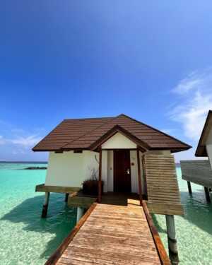 Mecco Chang Instagram - The Maldives. DAY 3 

Chilling at the water villa and the beach during the day time. After that, wonderfully served by an exotic tea party. 

Enjoying the simplicity.
簡單的海，天空，沙灘，人們❤️🤍
海島渡假帶著簡約的美

#又回到地球村
#透氣之旅 
#創業家
#演員
#主持
#maldives
#thejorneyofbreath
#byebyecovid
#holidays