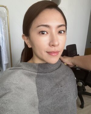 Mecco Chang Instagram - Studio photography of cosmetics 
保養品平面棚拍🩵🌼🩷

花超多時間用裸妝，主要是強調眼神

#棚內蘋果光好美 #初次擔任知名品牌保養品女角❤️‍🔥❤️‍🔥 #6月上架