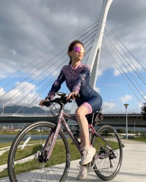 Mecco Chang Instagram - Love this vibe ♥️🌞 
ㄧ出太陽，車就跟著出發。

#cyclingbabe #sport #cyclinglife #livbikes #單車 #運動