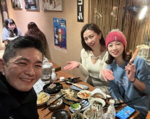 Mecco Chang Instagram - 大年初六🧧辣個男人女人們喝清酒聊旅遊Those women and that man are chatting for travel all night long during the CNY season! So much fun. 🍶🫣❤️🤍❤️

#oldfriendgathering❤️ #sakeholic