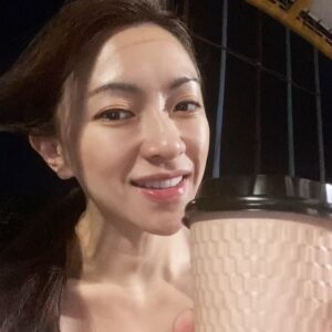 Mecco Chang Instagram - Found a great place for both beautiful night views and nice coffee except the noise pop music I dislike. 😂 
好美的咖啡廳和夜景，除了流行音樂好吵，希望可以是Jazz。😌