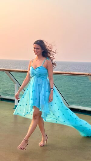 Meenakshi Dixit Instagram - Getting my Vitamin Sea dose 🤪😊💧

Outfit credits @roselinmiddleton_ 

#meenakshidixit #instamood #reelsviral #fashionaddict