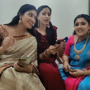 Meera Krishna, Meera Siva Instagram - In the middle of shoot 😉😉 sound check 1.2 3..🎤🎧
#reelsinstagram #singer
#singing

Do you like..?