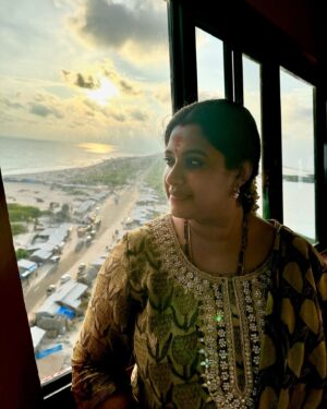 Meera Krishna, Meera Siva Instagram - Take a look around you ,
It’s so beautiful 🤩