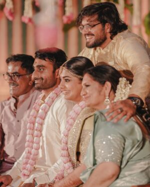Meera Nandan Instagram - മുറുക്കിപ്പിടിക്കും ഇനി അങ്ങോട്ട് ♥️

@lightsoncreations @unnips @studio.omal @meralda.jewels @divaldi_wedding_planners