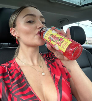 Megan Guénard Instagram - SWIPE pour voir ma réaction à la première gorgée du nouveau thé énergisant aux perles à la framboise de chez Bobba🤯

REVIEW: Je vous ai assez fais attendre, même moi je me trouve bonne d'avoir attendu aussi longtemps hihi, mais c'est vraiment le drink parfait si tu n'aime pas quelque chose de pétillant (comme la majorité des boissons énergisantes) et que tu veux avoir un boost d'énergie sans que tu te sentes mal de le boire à cause de ce qu'il contient et il est super rafraîchissant🙏

Thank me later😉

ps.:POURQUOI IL N'Y A PAS ENCORE D'EMOJI DE FRAMBOISES??????
