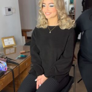 Megan Guénard Instagram - SUMMUM COVERGIRL😎

Aujourd’hui, c’est vraiment une journée spéciale, je suis dans les épiceries, pharmacies, un peu partout et même dans le coup d’œil qui mentionne que je suis dans le summum et que je suis la COVERGIRL!! 

Une expérience mémorable qui est représente bien qui je suis: ouverte à sortir de sa zone de confort, capable d’exprimer ses limites et qui prône l’acceptation de soi🫶

Ce n’est que le début de nombreuses aventures! Merci énormément à mon agent Pascal Martineau de @agenceartistiquemarieprose qui m’encourage et me guide dans mon parcours si déjà incroyable à mon âge🥹

Merci aussi à l’équipe du @summummagazine pour cet expérience incroyable avec des gens si talentueux: @carl.theriault.photo et @beautybymoraima ❤️