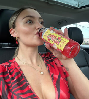 Megan Guénard Instagram - SWIPE pour voir ma réaction à la première gorgée du nouveau thé énergisant aux perles à la framboise de chez Bobba🤯

REVIEW: Je vous ai assez fais attendre, même moi je me trouve bonne d'avoir attendu aussi longtemps hihi, mais c'est vraiment le drink parfait si tu n'aime pas quelque chose de pétillant (comme la majorité des boissons énergisantes) et que tu veux avoir un boost d'énergie sans que tu te sentes mal de le boire à cause de ce qu'il contient et il est super rafraîchissant🙏

Thank me later😉

ps.:POURQUOI IL N'Y A PAS ENCORE D'EMOJI DE FRAMBOISES??????