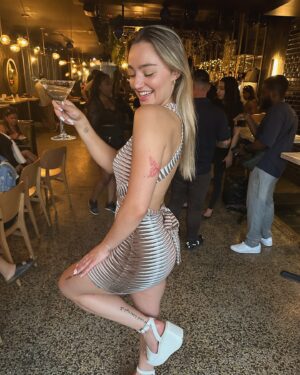 Megan Guénard Instagram - Viré sous les tropiques chez TROPIKAL avec ma girl🌴
•
By the wayyy, gros coup de cœur du mac and cheese à la truffe de leur nouveau menu🤤