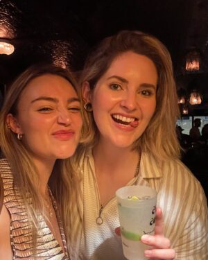 Megan Guénard Instagram - Viré sous les tropiques chez TROPIKAL avec ma girl🌴
•
By the wayyy, gros coup de cœur du mac and cheese à la truffe de leur nouveau menu🤤