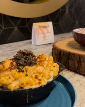 Megan Guénard Instagram - Viré sous les tropiques chez TROPIKAL avec ma girl🌴
•
By the wayyy, gros coup de cœur du mac and cheese à la truffe de leur nouveau menu🤤