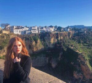 Megan West Instagram - 𝓋𝑒𝒾𝓃𝓉𝒾𝓃𝓊𝑒𝓋𝑒 𝒶ñ𝑜𝓈 𝒶𝓁𝓇𝑒𝒹𝑒𝒹𝑜𝓇 𝒹𝑒𝓁 𝓈𝑜𝓁