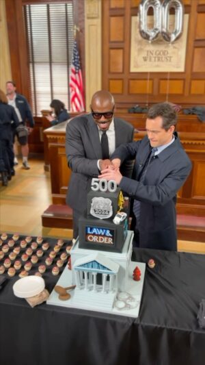 Mehcad Brooks Instagram - Nothing says legendary quite like 5️⃣0️⃣0️⃣ episodes of #LawAndOrder! 🎈🤩 Celebrate with us and watch a piece of history TONIGHT 8/7c on @nbc.