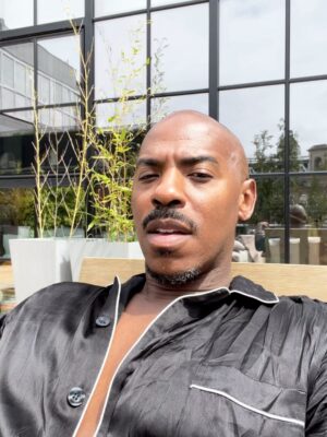 Mehcad Brooks Instagram - Split call today… which means a night shoot. Putting that work for yall. Thank you for keeping us so focused, dedicated and motivated. We do this for you L&O fans. @nbclawandorder @wolfentertainment 

#mehcadbrooks #lawandorder #justakidfromaustin