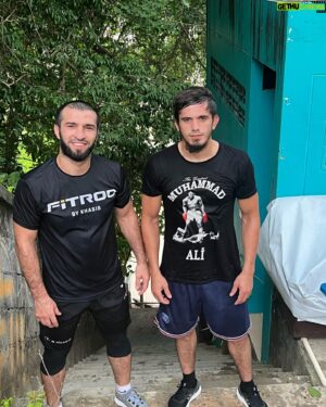 Mehdi Baydulaev Instagram - Ассаламу Алайкум 
Вот и завершился сбор в Тайланде. 
Теперь осталось согнать вес и сделать грамотный бой. 

Так же хотел от всей души поблагодарить братьев которые помогли мне в этой подготовке

@temirov_abdurrakhman  @yusup.umarov  @nashkho.galaev @khasan_magomedsharipov и особенно @zubairatukhugov Дала сий дойла шу Вежи ☝️🤝