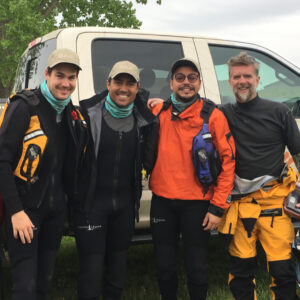 Mehdi Bousaidan Instagram - Merci @francisbouillonofficiel et Fred Fournier pour le beau trip. 
Et fuck you @julienlacroi pour avoir fait semblant de pagayer pendant 2h.

Crédits photo : @annie_beauchemin