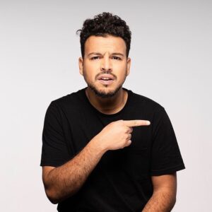 Mehdi Bousaidan Instagram - La semaine du 11 novembre j’animerais L’open mic de ... moé ! Manquez pas ça y va yavoir que du beau monde. (donc pas @julienlacroi) 
@l.open.mic.de

Photo: @sachabourque