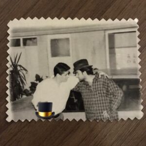 Mehdi Koushki Instagram - هفده سالگی
منو مهران عشق بازیگری و تئاتر بودیم
جفتمون امشب احساساتی شدیم
وقتی مهران این عکس پیدا کرد
@mehranranjbarr ♥️