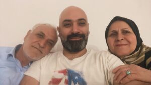 Mehdi Koushki Instagram - این همه سال درست ندیدمتون
درست بهتون توجه نکردم
درست اونقدر که شما منو دوست داشتین دوستون نداشتم 
کاش حلالم کنید، کاش منو ببخشید
#پدرم_تاج_سرم 
#مادرانه❤️ 
#مهدی_کوشکی