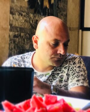 Mehdi Koushki Instagram - آن مايه ز دنيا كه خورى يا پوشى 
معذورى اگر در طلبش مى كوشى
باقى همه رايگان نيرزد هشدار 
تا عمر گران بها بدان نفروشى
#تابستان